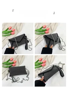 Vues détaillées multi-angles de la pochette de soirée noire à strass et chaîne argentée