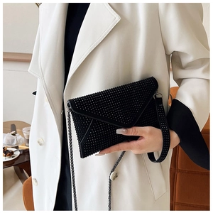 Détail de la pochette de soirée enveloppe noire en strass avec chaîne et poignée