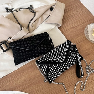 Pochettes de soirée enveloppe à strass scintillants avec bandoulières à chaîne