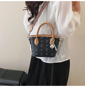Détail du sac cabas en cuir avec imprimé monogramme et bandoulière à logo réglable