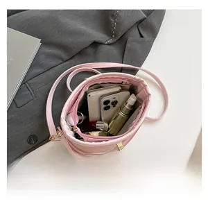 Vue détaillée de l'intérieur d'un sac seau rose clair à cordon avec grande capacité