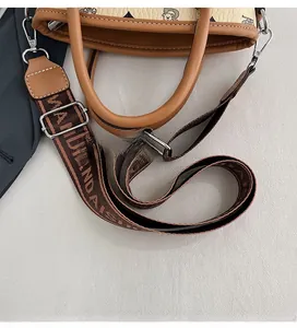 Détail du sac crème avec motif ours et large bandoulière en jacquard réglable