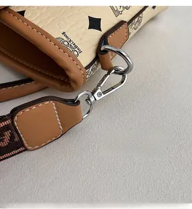 Vue macro détaillée des crochets en métal argenté et de la sangle tissée sur sac en cuir
