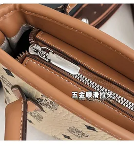 Détail de la fermeture éclair argentée et de la toile imprimée du sac seau