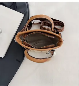 Vue de dessus de l'espace intérieur et du compartiment zippé d'un mini sac à main seau