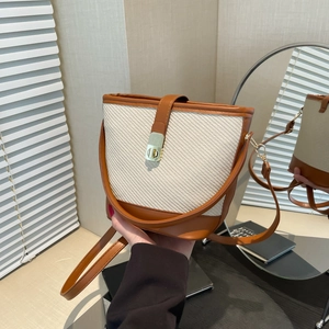 Sac Seau à la Mode en Cuir PU Tissé pour Femmes Sac Bandoulière Contrasté avec Bandoulière Réglable et Fermoir en Métal