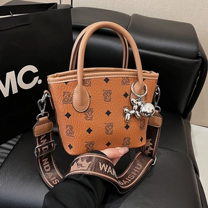 Mini Sac Seau Bandoulière pour Femmes en Cuir PU Imprimé Monogramme Ours Sac à Main Avec Large Bandoulière et Pendentif