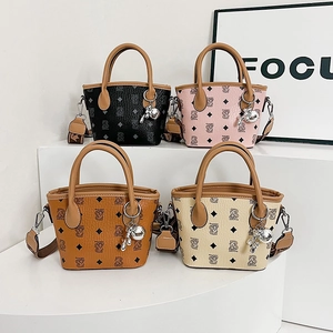 Mini sac seau avec motif monogramme et breloque lapin en quatre couleurs