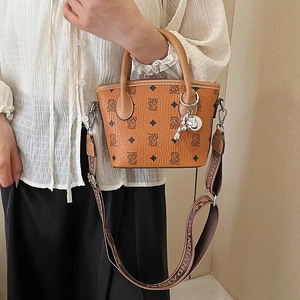 Sac seau en cuir orange-brun avec imprimé ours et bandoulière large élégante