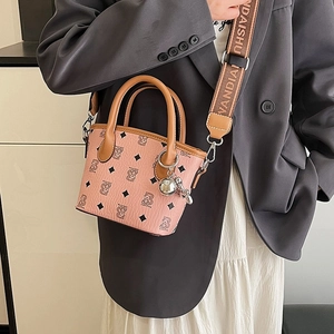 Mini sac seau rose avec motif ours, poignée en cuir marron et large bandoulière
