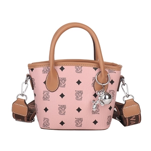 Sac seau en cuir rose avec motifs d'ours et large bandoulière en jacquard pour femme