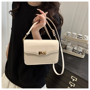 Détail du sac bandoulière carré beige avec fermoir doré rectangulaire et cuir PU lisse