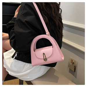 Detailansicht der rosa PU-Lederhandtasche mit Goldverschluss und rundem Griff von hinten