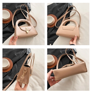 Detailansicht beige kleine Umhängetasche mit goldener Schließe und oberem Tragegriff