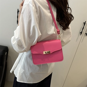 Sac à bandoulière rose rectangulaire pour femme avec fermoir doré et sangle fine