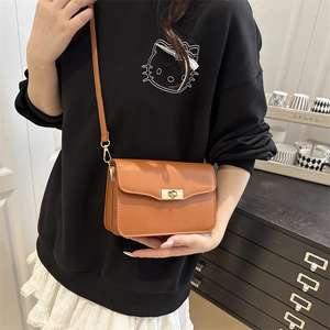 Sac bandoulière rétro marron pour femme avec fermoir doré et structure en accordéon