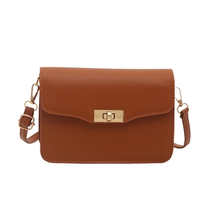 Petit sac carré vintage marron caramel pour femme avec fermoir rotatif doré élégant