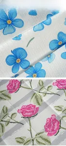 Dettaglio delle trame del tessuto con stampe floreali blu e motivi di rose rosa per tende