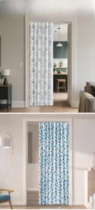 Dettaglio di tende per porta con motivi floreali lilla e blu per balcone e divisorio stanze