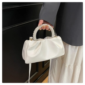 Gros plan du sac nuage blanc plissé avec poignée en perles et cuir synthétique doux