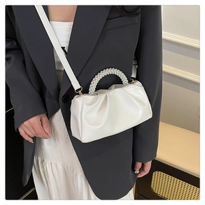 Sac bandoulière nuage blanc avec poignée perle et texture en cuir plissé sur mannequin