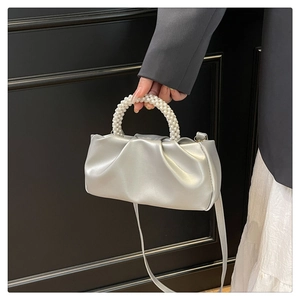 Détail du sac nuage argenté plissé avec poignée en perles et finition métallisée