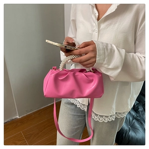 Détail du sac nuage plissé rose avec poignée en perles et fine bandoulière