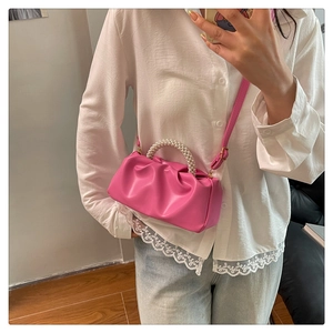 Détail du sac nuage plissé rose vif avec poignée en perles et fine bandoulière réglable