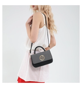 Détail d'un sac à main contrasté avec boucle M dorée et bandoulière réglable chic