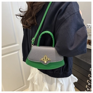 Detailansicht der grünen Lederhandtasche mit Karomuster und goldener Perlenschnalle