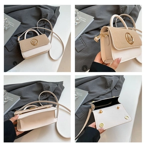 Détail du sac en cuir beige avec rabat tissé et fermoir à boucle en métal doré M