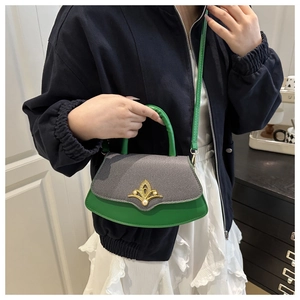 Detail der fächerförmigen Tasche aus grünem Leder und grauem Karo mit Goldperlen-Verschluss