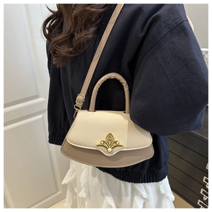 Schulteransicht der fächerförmigen Tasche in Beige mit Perlen-Kronenverschluss