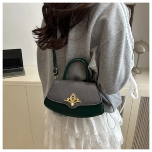 Detail der fächerförmigen Handtasche mit grünem Leder, grauem Stoff und Perlenverschluss