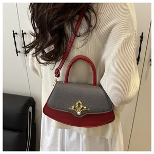 Detailansicht der fächerförmigen Tasche mit Gold-Schnalle und Perlenbesatz