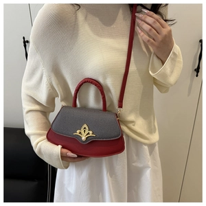 Detailansicht der Colorblock-Umhängetasche mit Vintage-Perlenblumenschnalle aus Leder