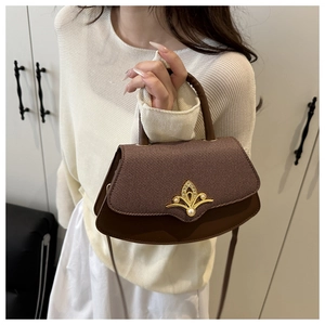 Detail der fächerförmigen Handtasche mit Kontrastnaht und Vintage-Perlen-Metallschließe
