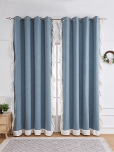 Détail du rideau en lin bleu avec volants blancs élégants et œillets métalliques