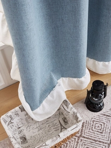 Vue détaillée d'un rideau en lin bleu clair avec dentelle blanche à froufrous style français
