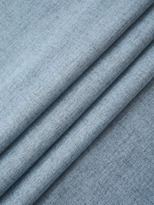 Gros plan sur un tissu occultant épais bleu clair avec une texture de lin rustique