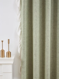 Dettaglio della tenda in lino verde salvia con elegante bordo bianco a volant decor