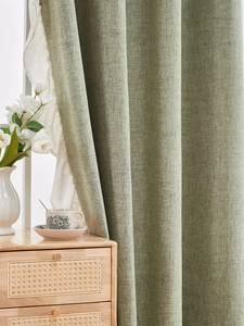 Dettaglio della tenda in lino verde salvia con elegante bordo a balze bianco e tessuto spesso