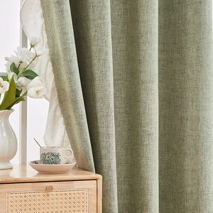Tende oscuranti in lino verde con balze beige per un soggiorno accogliente e minimalista