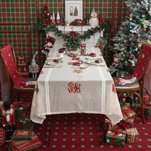 Kersttafelkleed met geborduurde klokken en stoelhoezen in feestelijke huisstijl