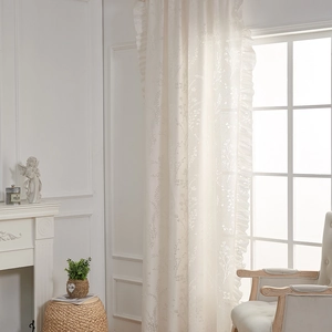 Tenda elegante in pizzo bianco con ricamo floreale e volant per un soggiorno accogliente