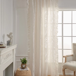Tenda elegante in pizzo bianco con ricamo floreale e volant per soggiorno luminoso