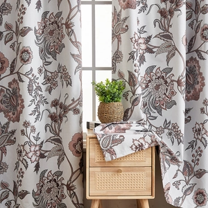 Detail von Vintage Blumenmustern und blickdichtem Stoff auf klassischen Vorhängen