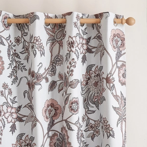 Detail eines Vintage-Blumenmusters auf Verdunkelungsvorhang mit silbernen Ösen