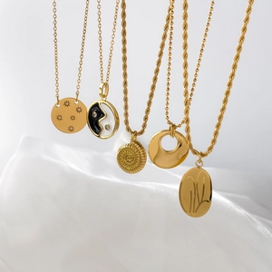 Colliers en acier titane plaqué or avec émail Yin Yang et pendentifs à fleurs gravés