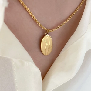 Collier minimaliste en or avec pendentif ovale et texture végétale pour femmes